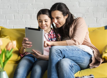 ¿Cuánto tiempo deben estar los niños frente a una tablet o un celular?